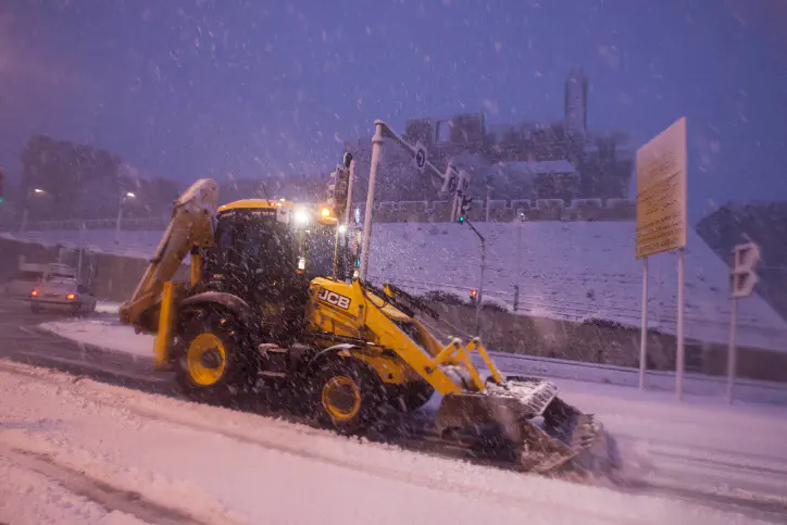 מפלסים את כבישי ירושלים