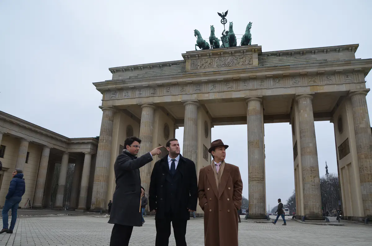 חברי המשלחת בשער ברנדבורג