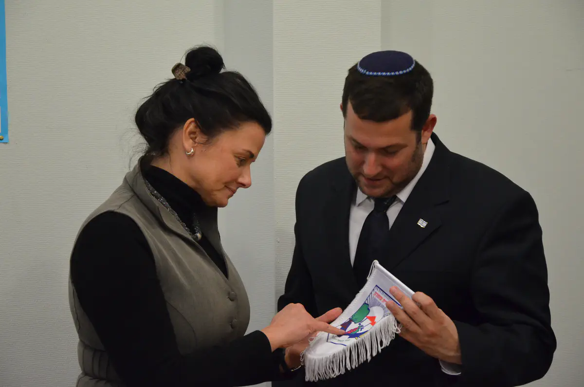 יוסי דגן מעניק לחברת הבונדסטאג גיטה קונמן את סמל מועצת השומרון