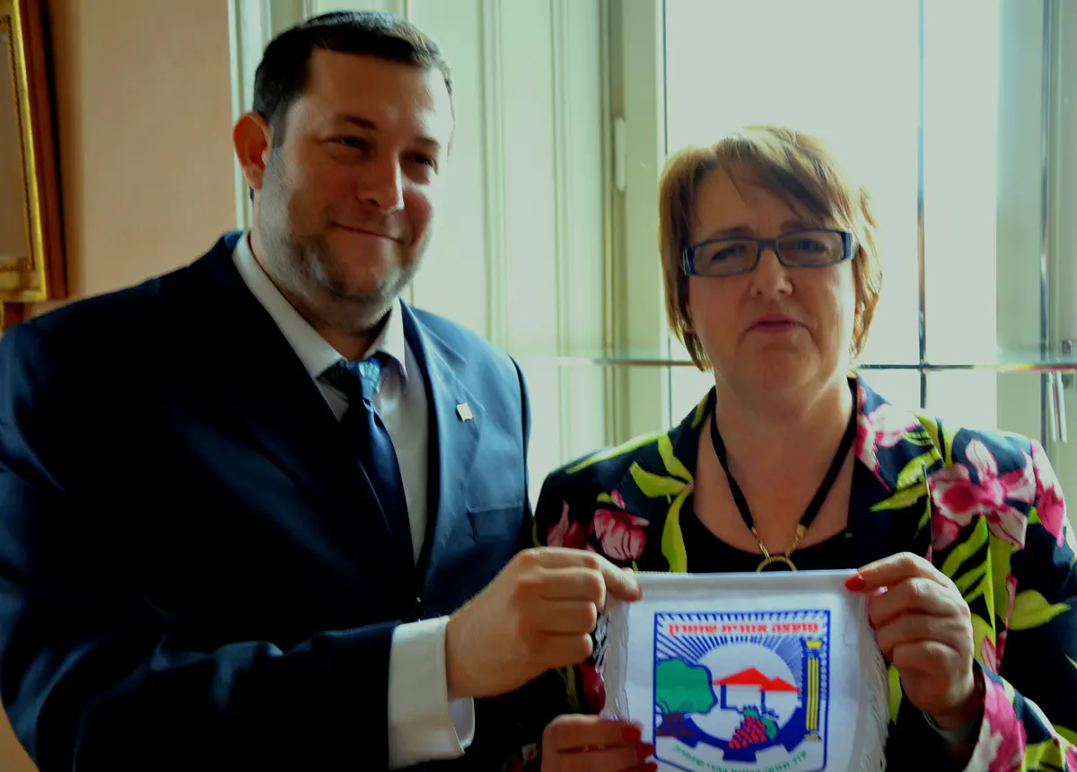 עם דיסרי פטרוס חברת פרלמנט שבדיה והפרלמנט האירופי