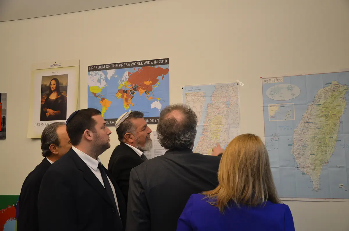 הסברים על המפה בלשכת חבר הפרלמנט צארלס טנוק