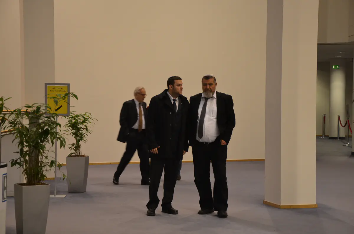 התייעצות בין הדיונים בבניין הפרלמנט האירופי