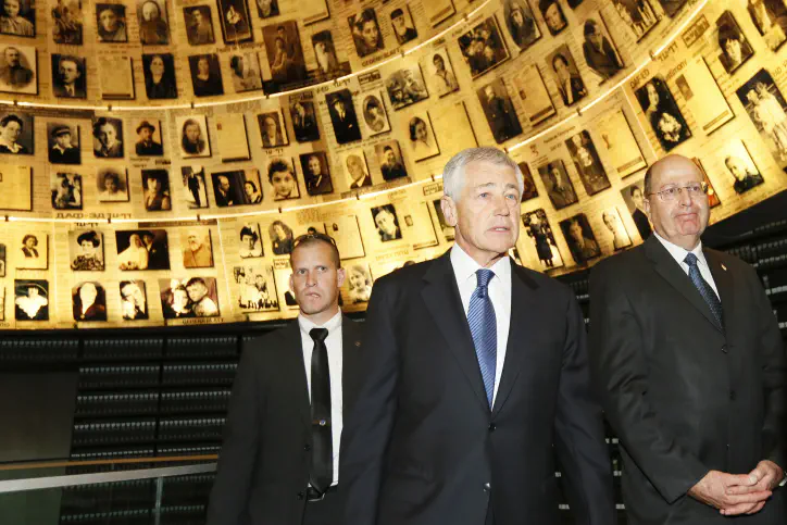 בסיור עם השר יעלון ביד ושם