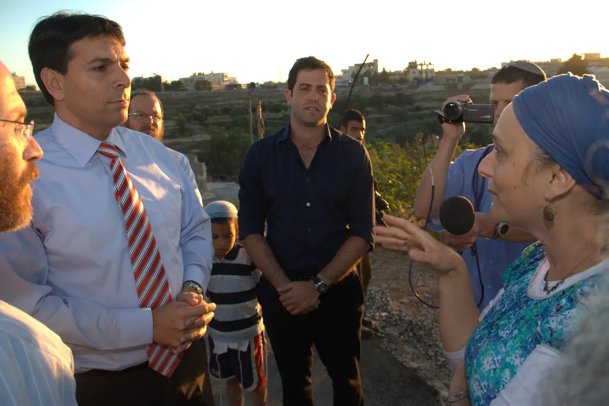 ח"כ דנון משוחח עם תושבים