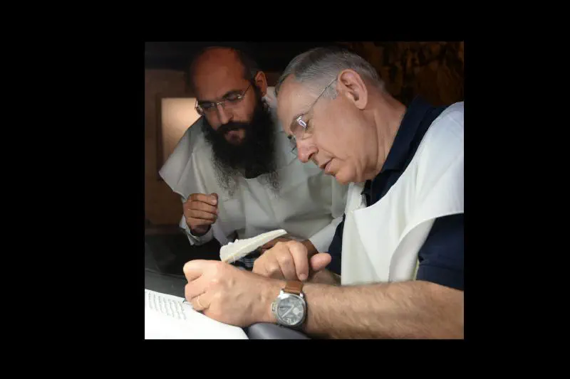 Closeup Netanyahu, R. Elharar scribing Torah