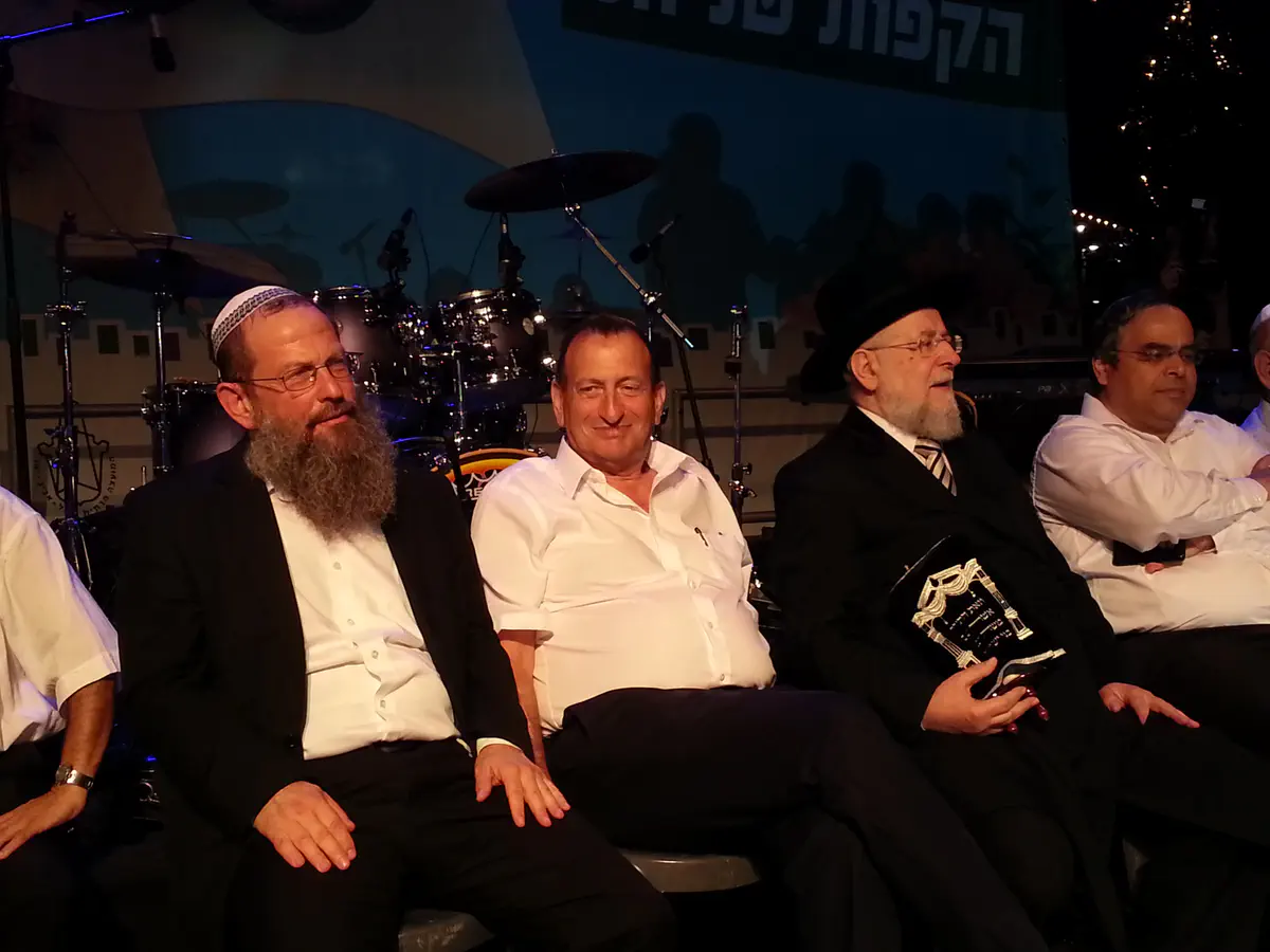 הרב לאו, חולדאי והרב גנץ בכיכר רבין