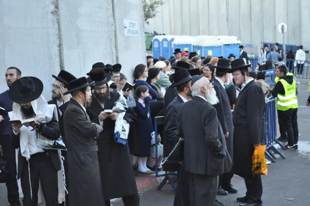 ממתינים לאוטובוס