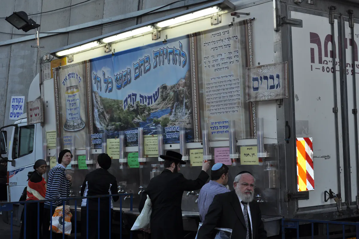 שתיה קרה סמוך למתחם הקבר