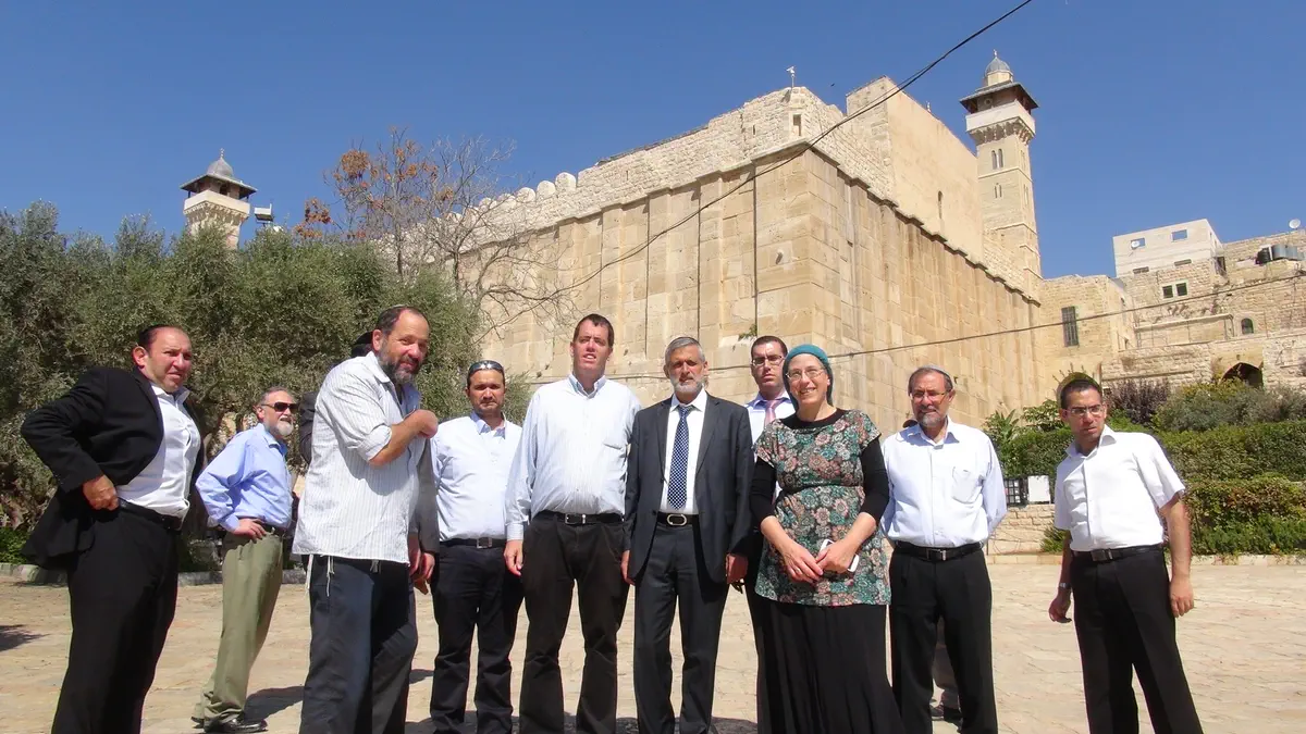 בכניסה למערת המכפלה