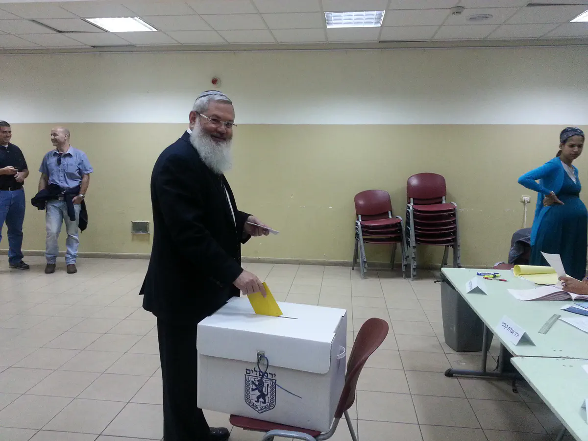 סגן השר הרב בן דהן מצביע בירושלים