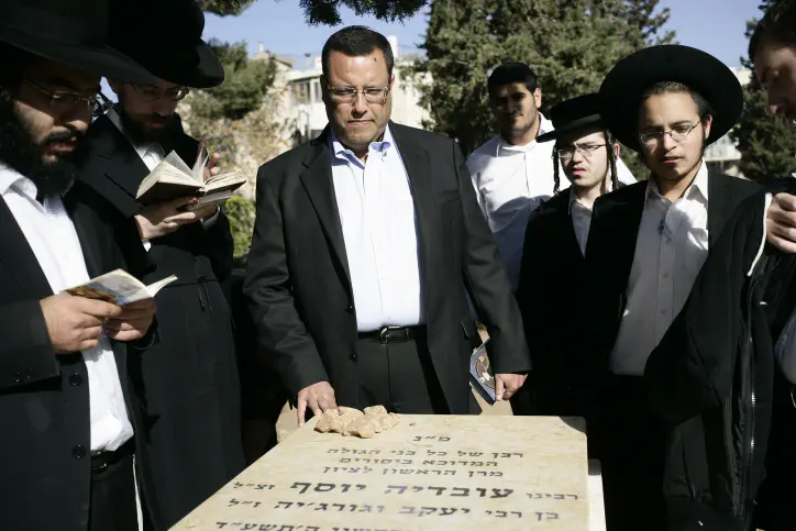 ליאון בקברו של הרב עובדיה