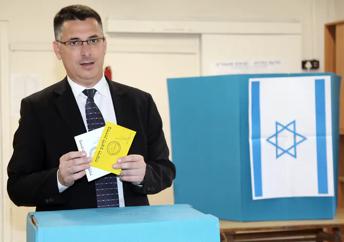 השר סער מצביע בתל אביב