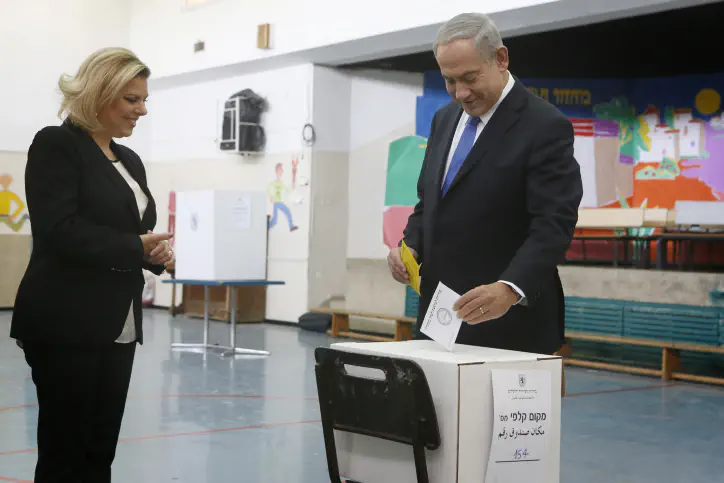 רה''מ ורעייתו מצביעים בירושלים