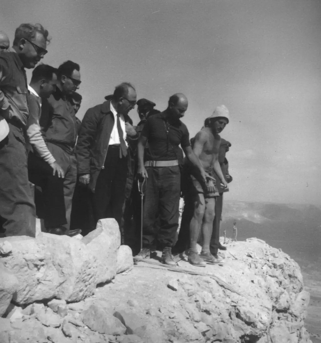 לוי אשכול בחפירות במצדה