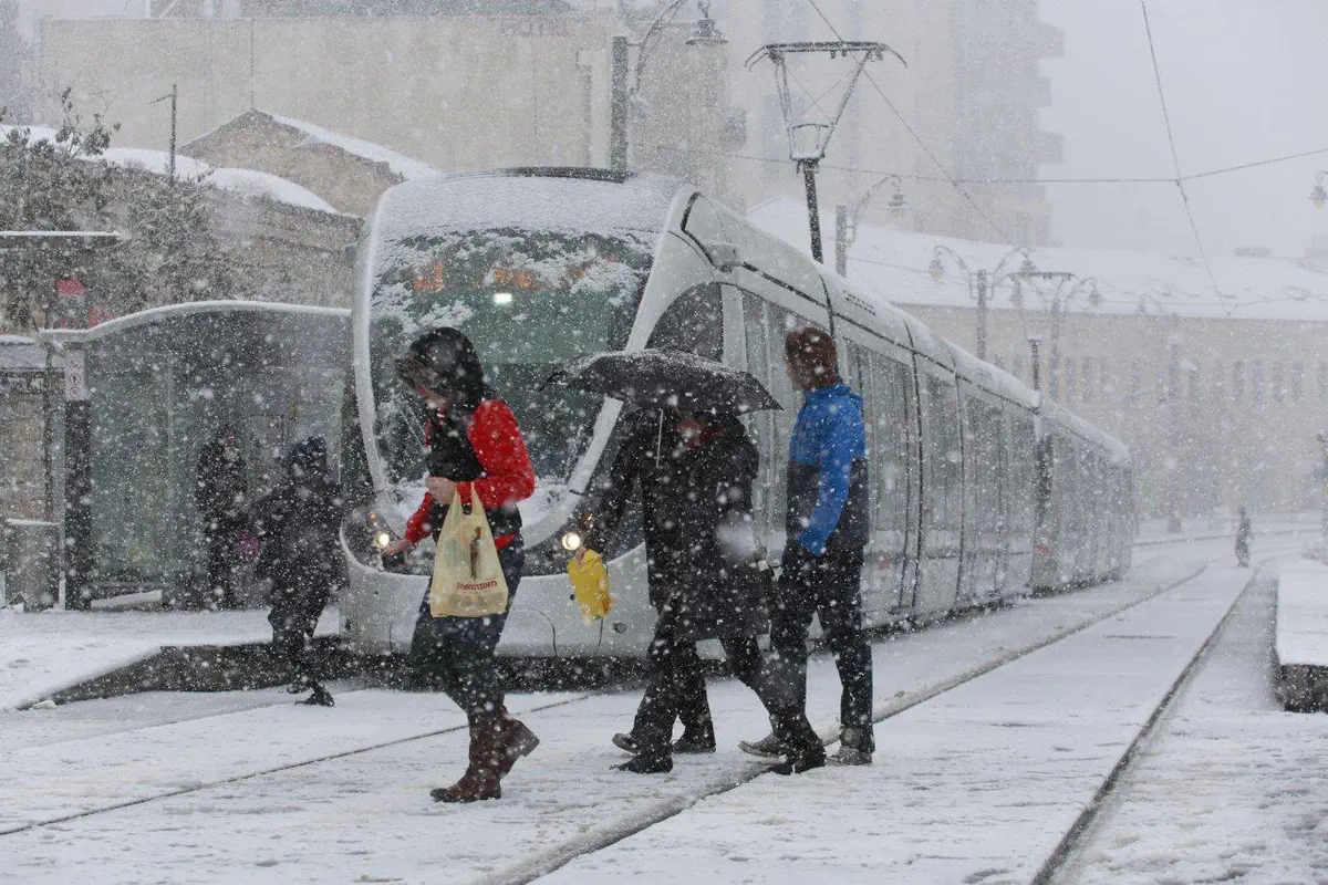 הרכבת הקלה בשלג