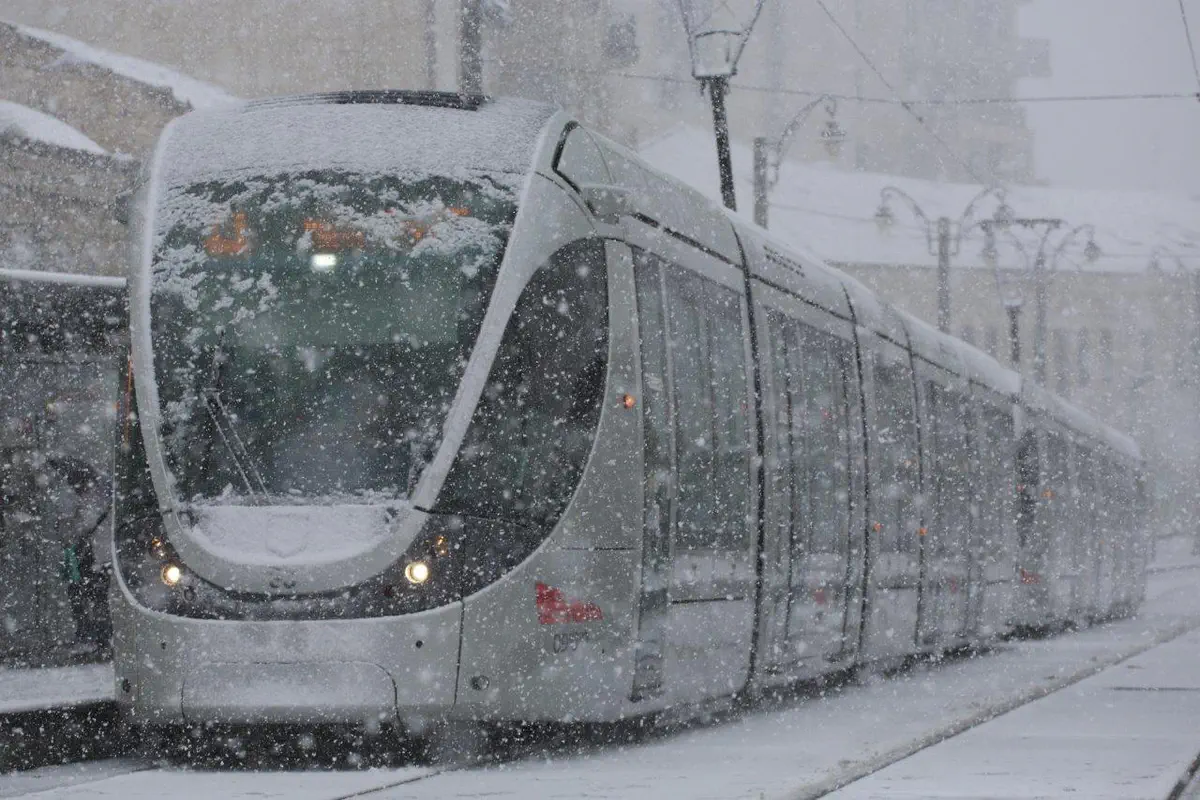 הרכבת הקלה בשלג