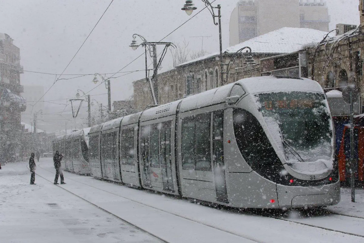 הרכבת הקלה בשלג
