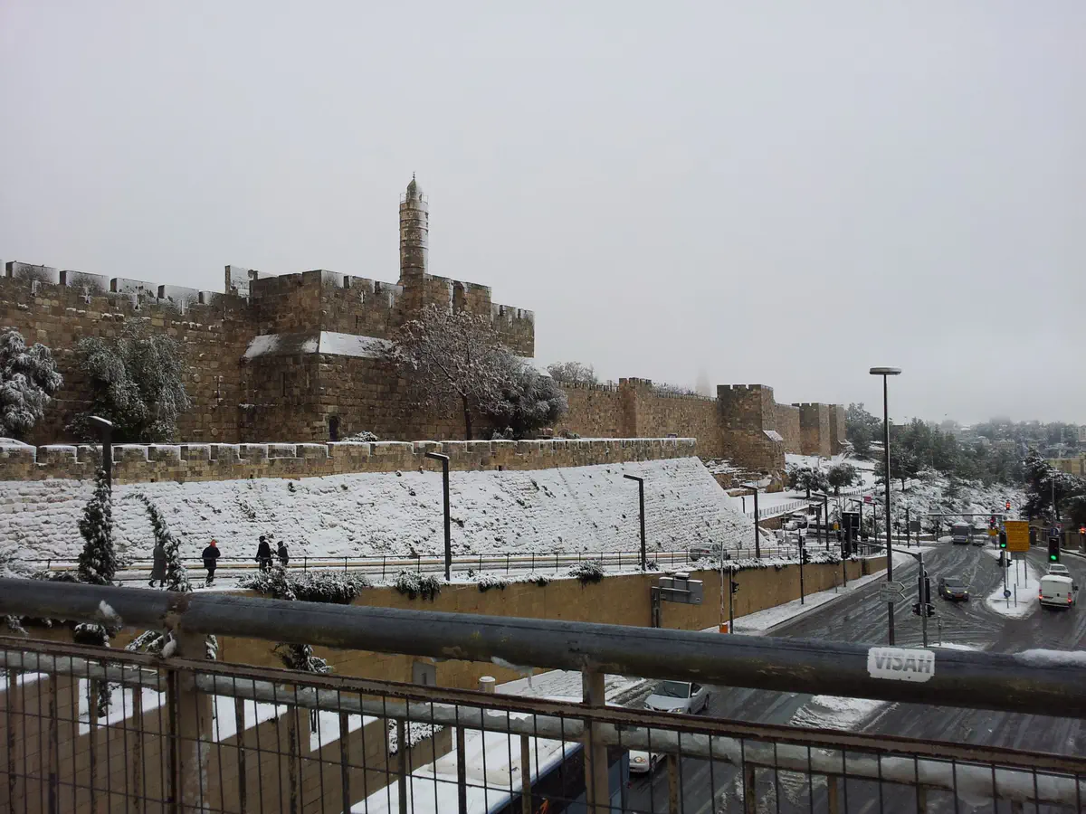 שלג על חומות העיר העתיקה