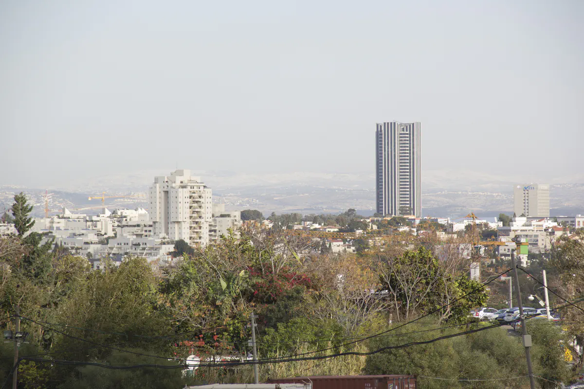 פסגות השומרון המושלגות ממעונות אוניברסיטת תל אביב