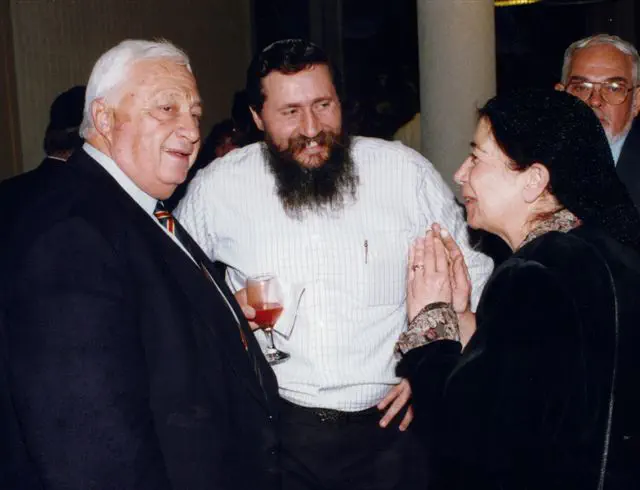 כצל'ה והרבנית מלמד עם שרון