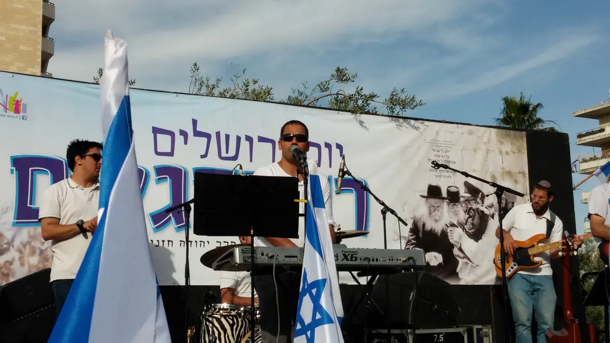 שירה וריקודים בריקודגלים. מתי שריקי בבמת הבנים