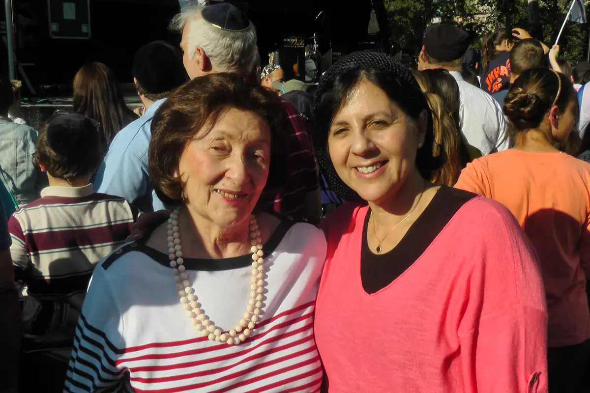 הגב' סילביה פראייר ובתה