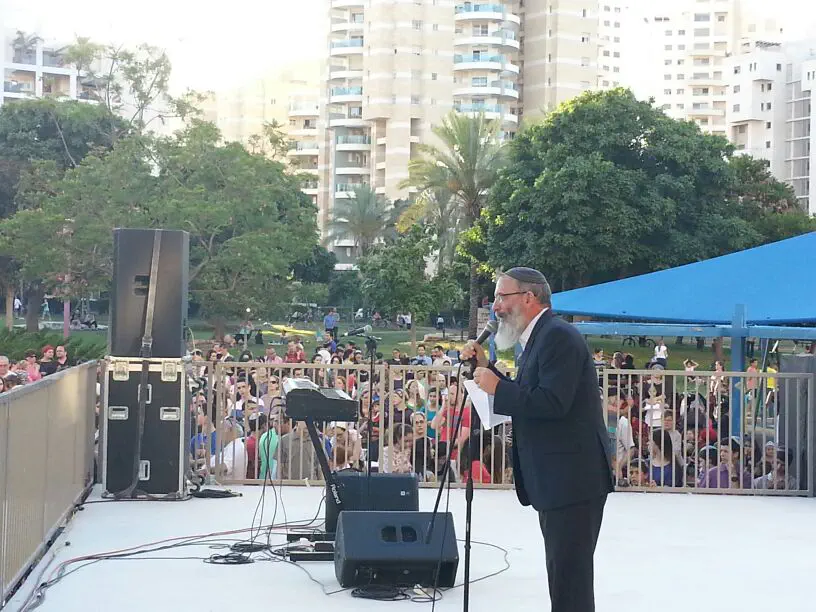 הרב סתיו בתפילה בגבעת שמואל