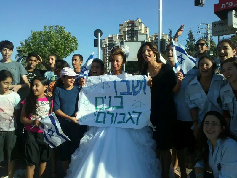 כלה לפני חתונה הצטרפה לחניכים בצומת סגולה