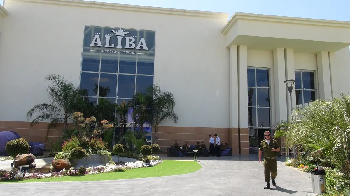 האולם מבחוץ 