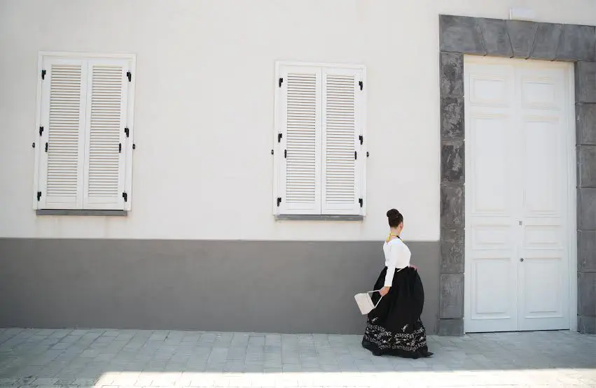 בגדים של מותג &quot;רובידה&quot;, שרשרת של שלי דהרי , דוגמנית הילה דיין 