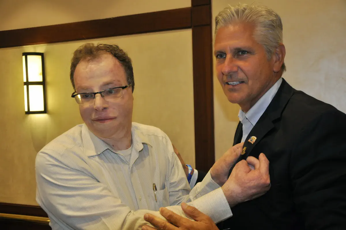 דב קלמנוביץ' מעניק את סיכת ירושלים