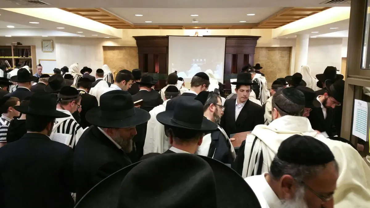 המתפללים בבית הכנסת