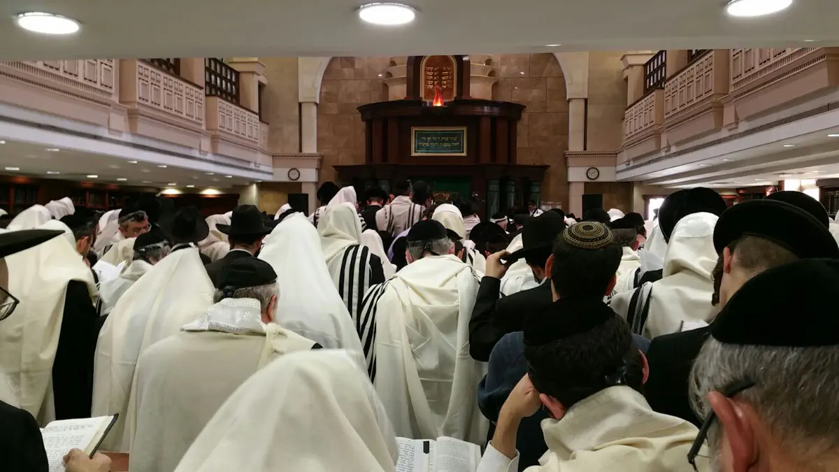 המתפללים בבית הכנסת