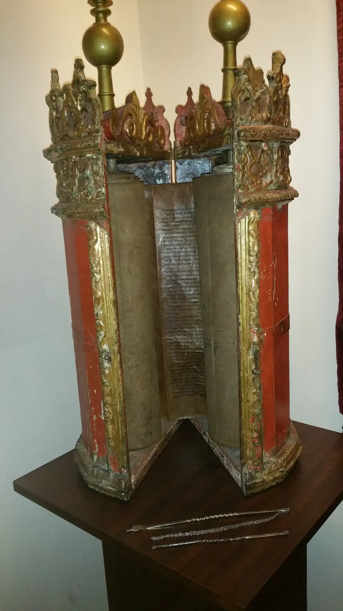 ספר תורה עתיק השייך לקהילה היהודית באתונה