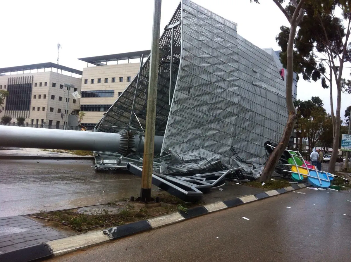עמוד פרסומת ענק קרס בנתניה
