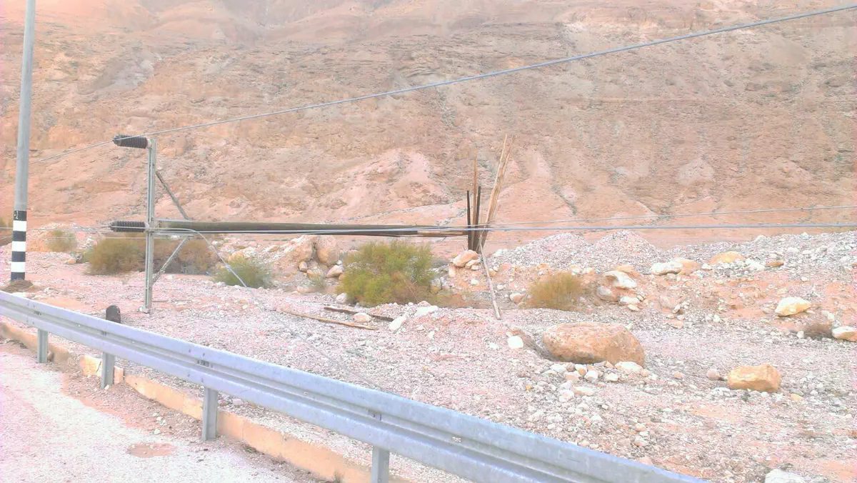 עמוד שקרס סמוך למצפה שלם