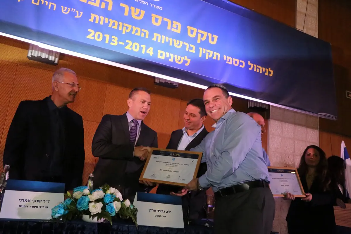 עודד רביבי מקבל את הפרס