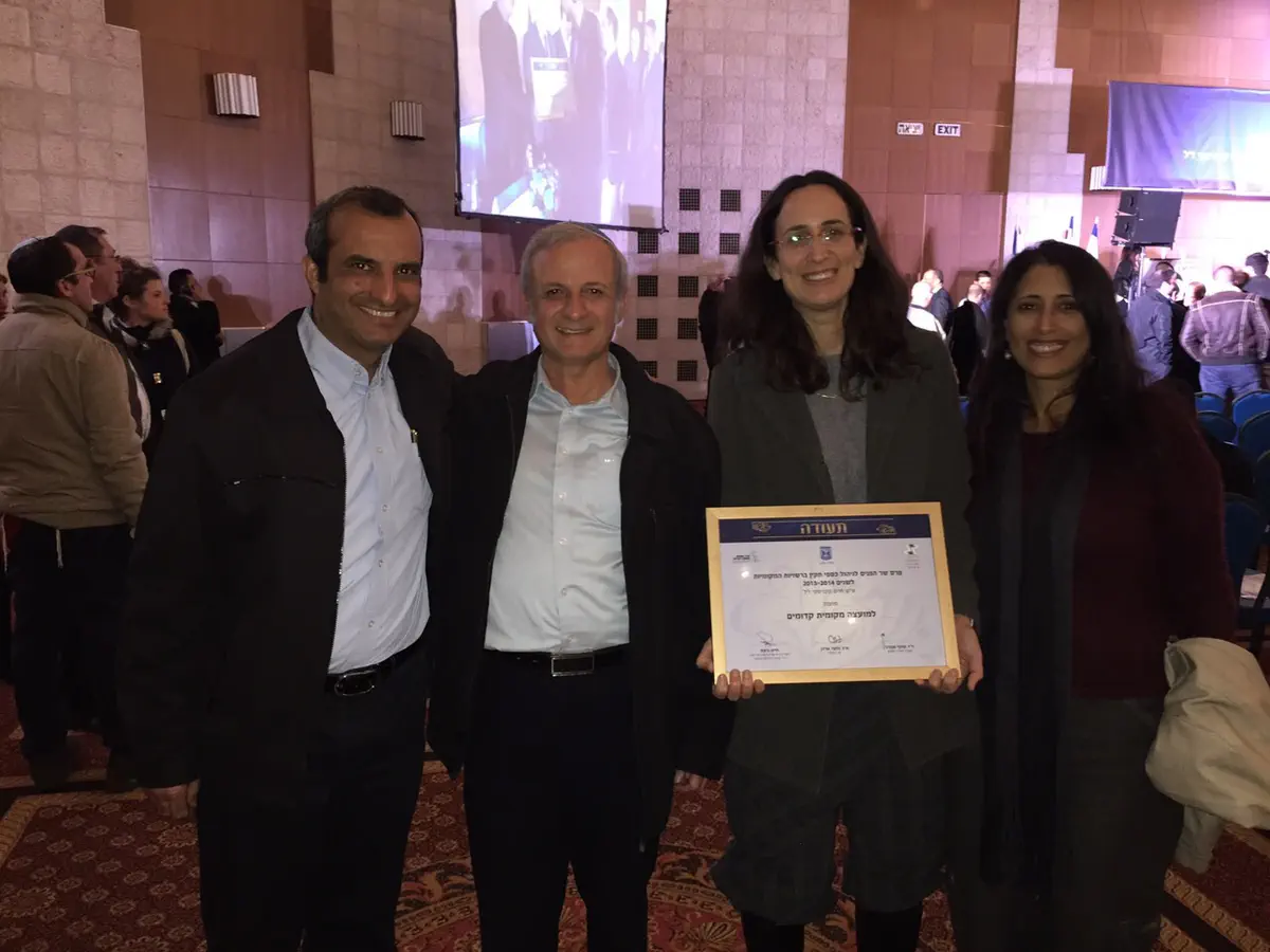 חננאל דורני מקבל את הפרס