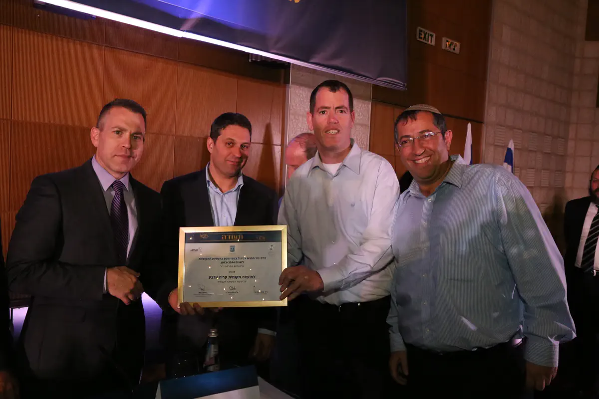 מלאכי לוינגר מקבל את הפרס