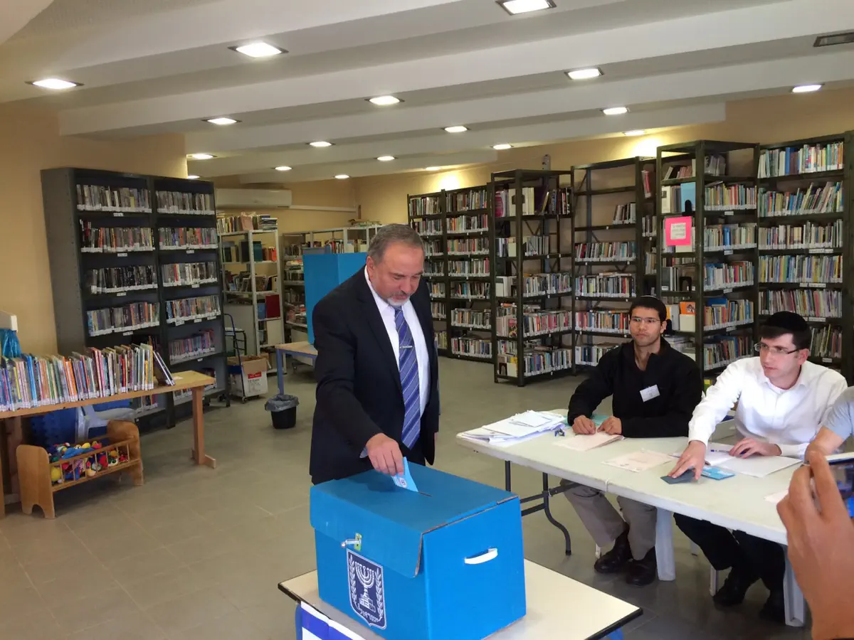 השר אביגדור ליברמן מצביע
