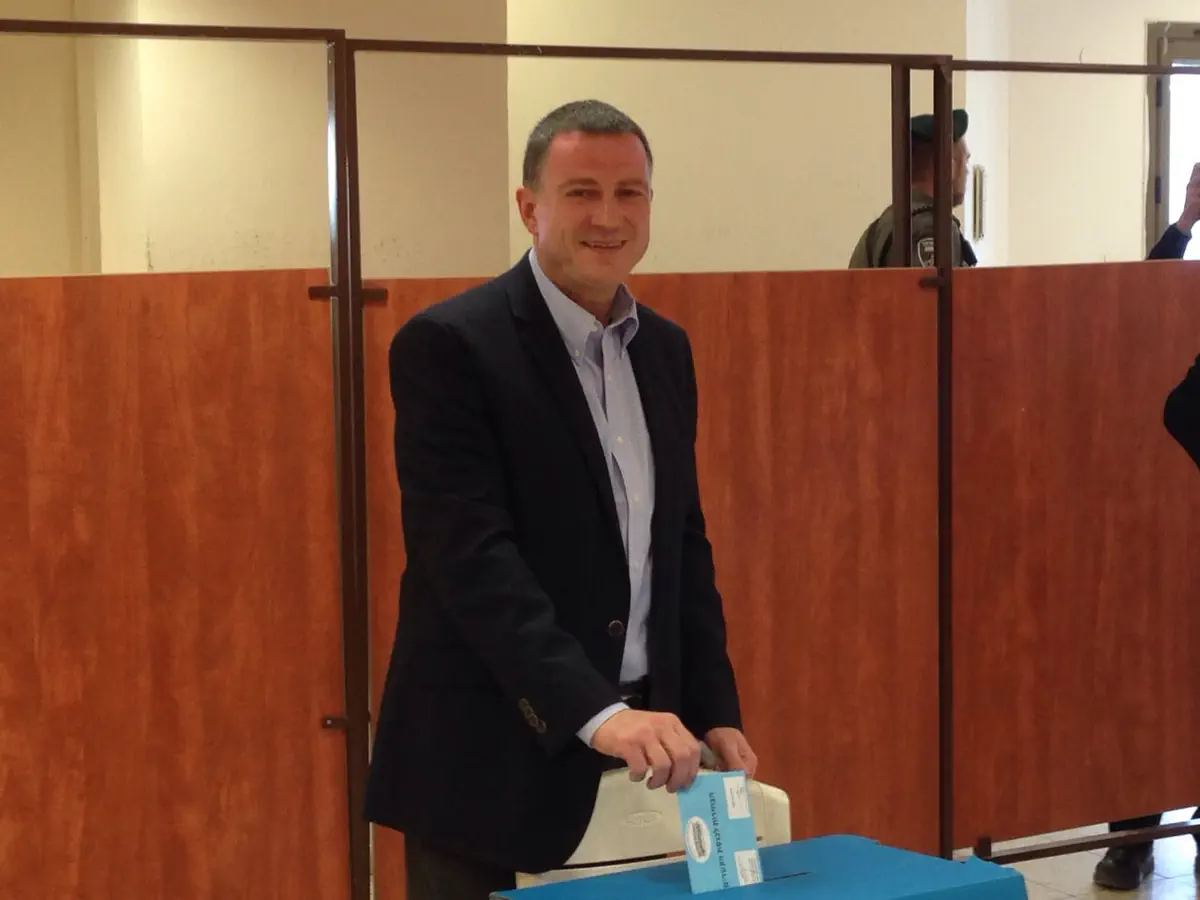 יו"ר הכנסת יולי אדלשטיין מצביע