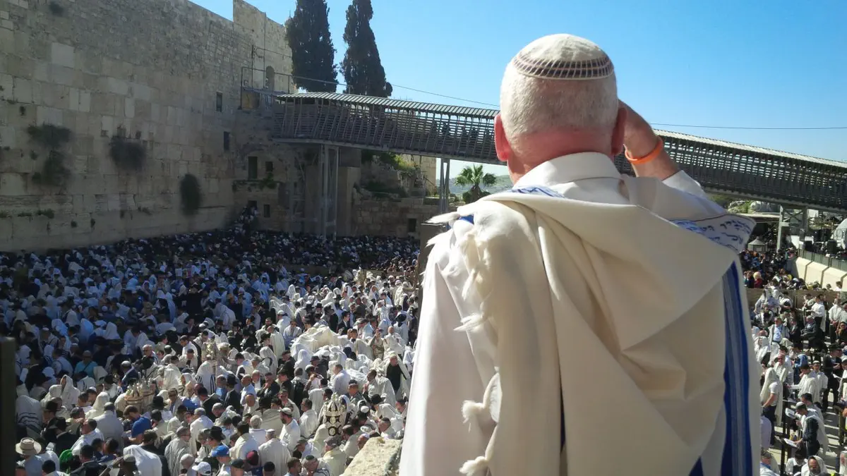 אורי אריאל בתפילה
