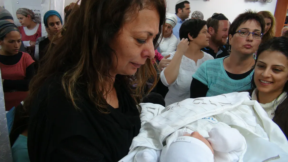 הסבתא עם הנכד החדש