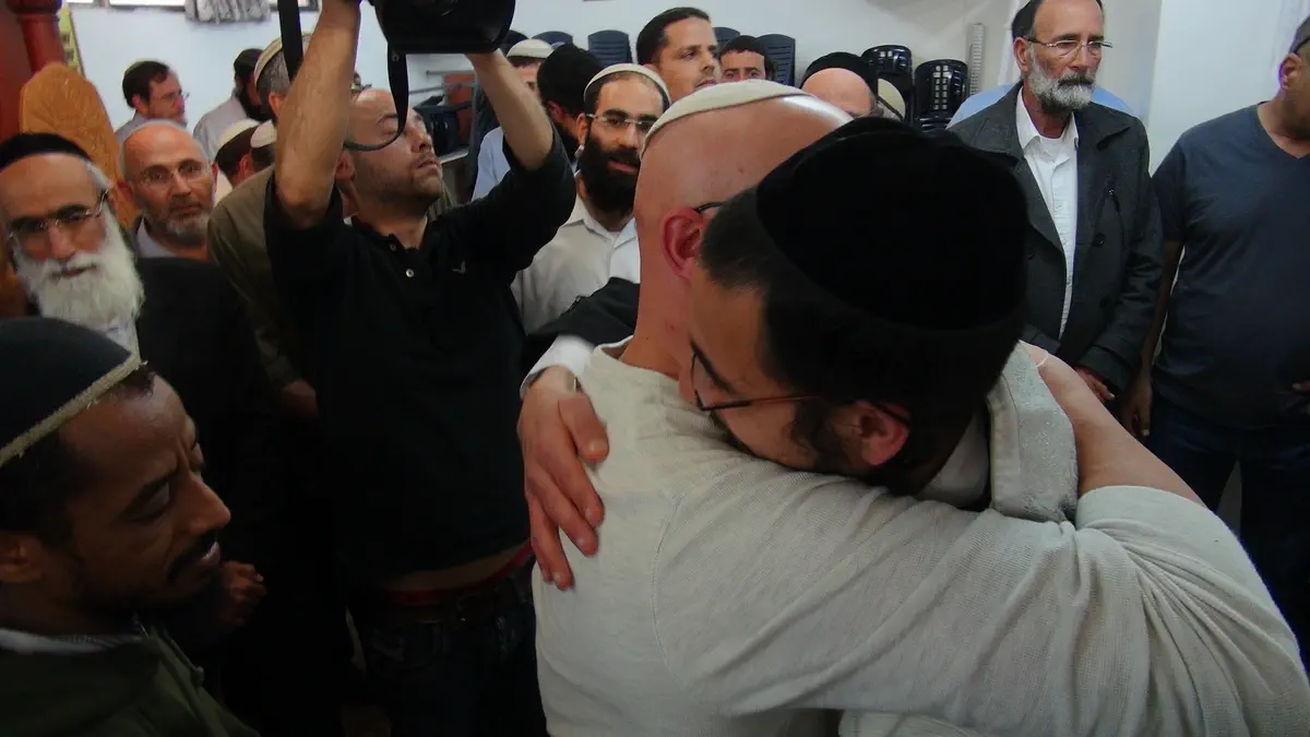 שוקרון מתחבק עם חברים