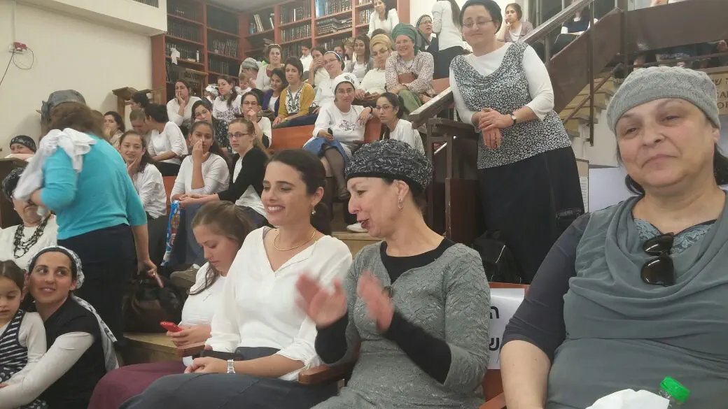 השרה איילת שקד לצד הרבנית שפירא