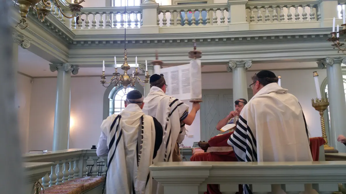 ספר תורה בבית הכנסת טורו