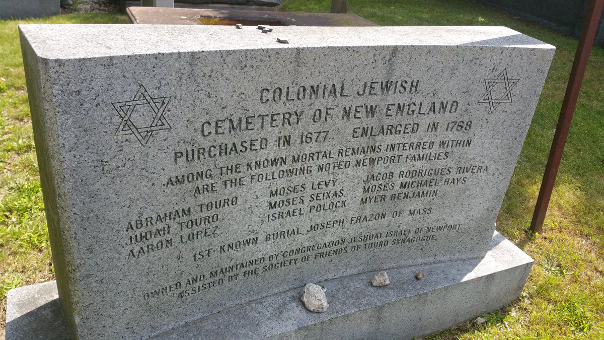 הכניסה לבית העלמין היהודי בניופורט