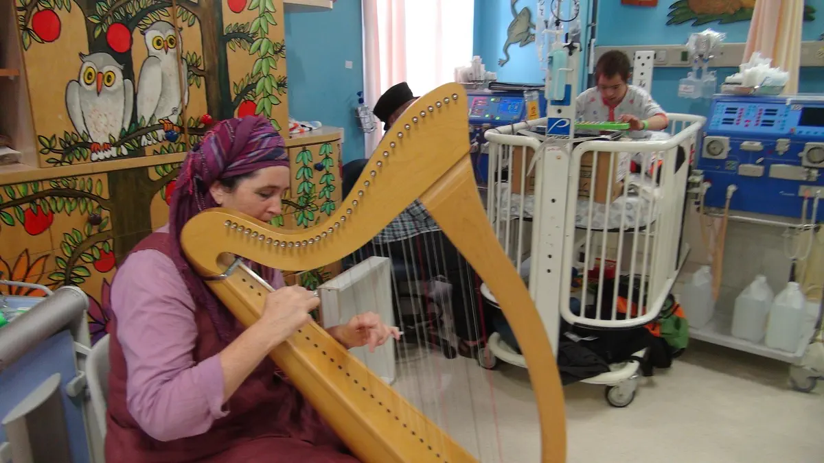 לוי מנגנת לילדים החולים