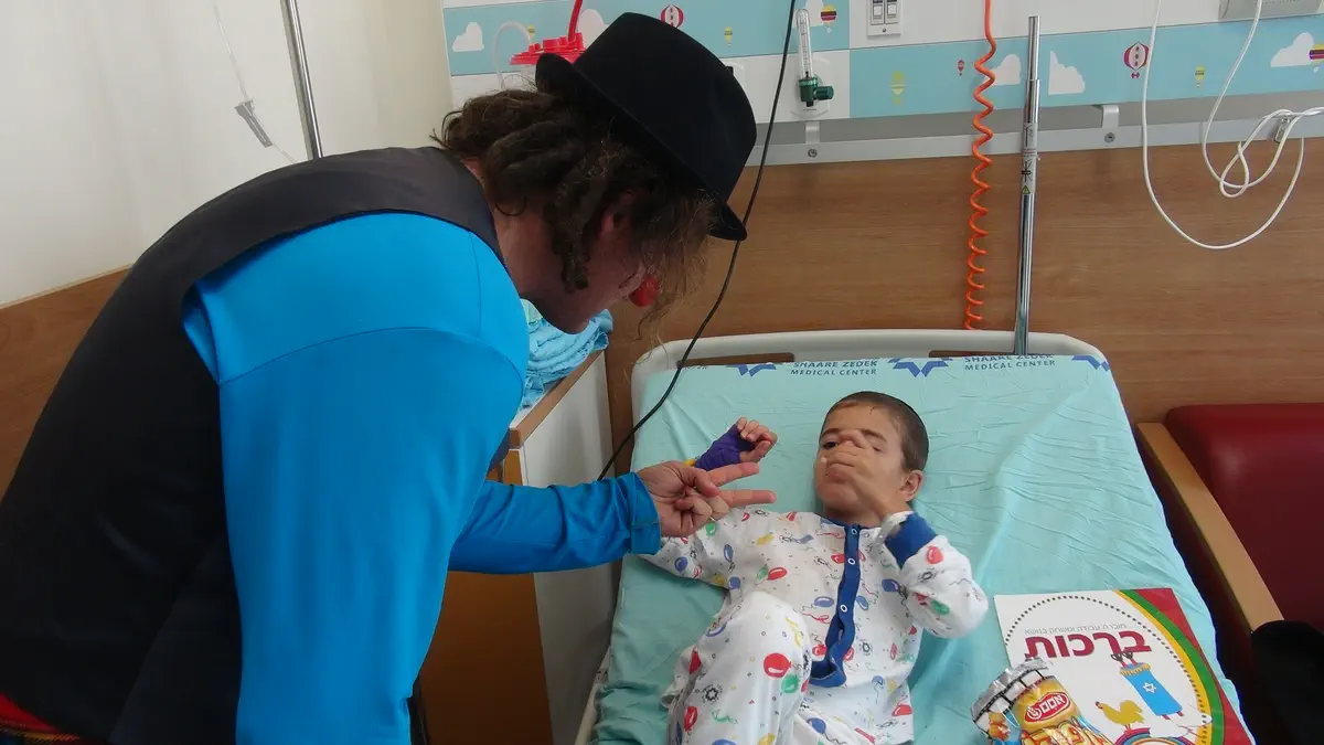 הליצן פיקולו עם אחד הילדים