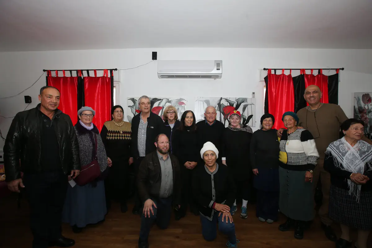 במועדון הקשישים באדם